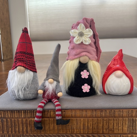 KNOME FAMILY Other - THE KNOMES FAMILY-THEY BRING GOOD LUCK AND GOOD CHEER TO EVERYONE THEY MEET.